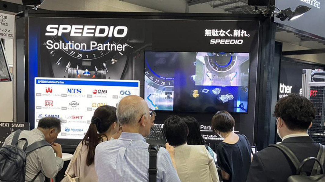 「SPEEDIO Solution Partner」展示前の多くの来場者 写真