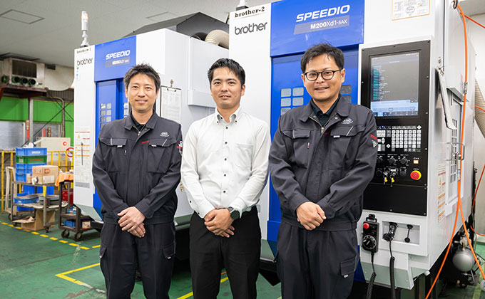 左：ソリューション事業課　野田 太一 様　中：CFO 兼 社長室長　德永 佑太 様　右：次長　田中 翔　様