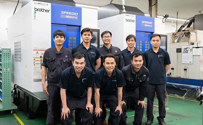 本社工場でSPEEDIOを扱うベトナム人社員の皆様