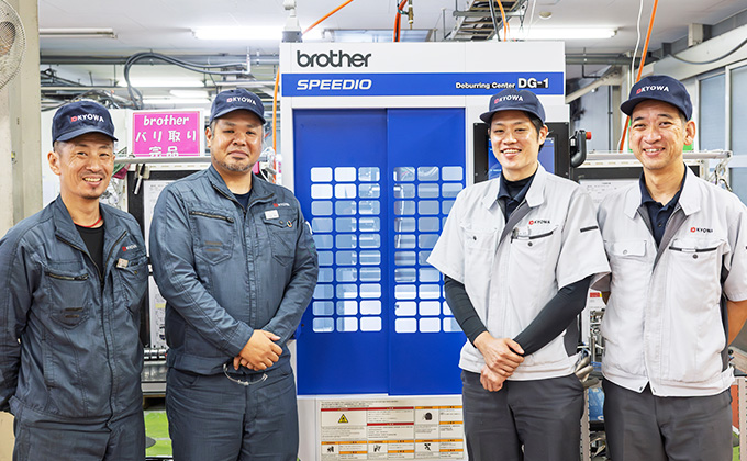 左から：本社製造部 部長 佐藤 亨成 様、本社製造部 金型・生産２課 課長 宮畑 孝衛 様、本社製造部 生産２課 主任 原 俊希 様、代表取締役社長 渡辺 憲介 様