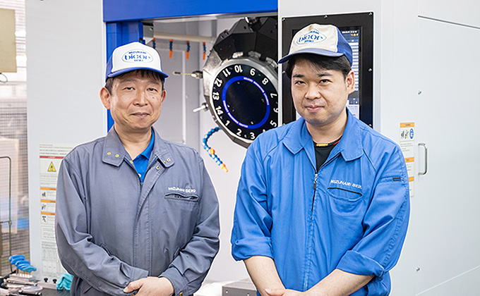 左：瑞浪製造部 加工課 課長　足立 昌隆 様　右：ロック事業部 開発課 課長代理　藤原 大輔 様