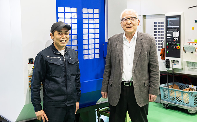 右：代表取締役会長 小澤 幸男 様 / 左：製造2課 課長 岡部 修司 様