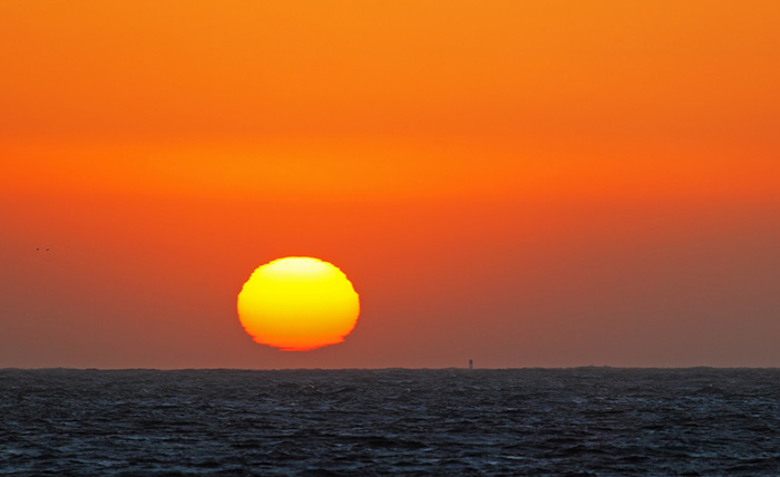 望遠で撮る夕日は太陽にピントを合わせる