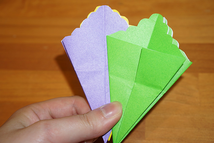 紫のパーツを半分開き、緑のパーツを付けます。1