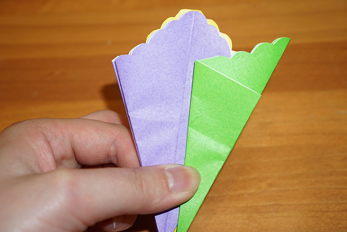 紫のパーツを半分開き、緑のパーツを付けます。2