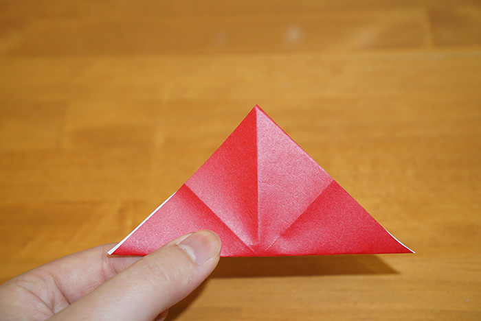 折り目に沿って三角に2回折ります。
