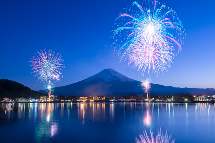 花火大会で浴衣の帯に挿してみよう