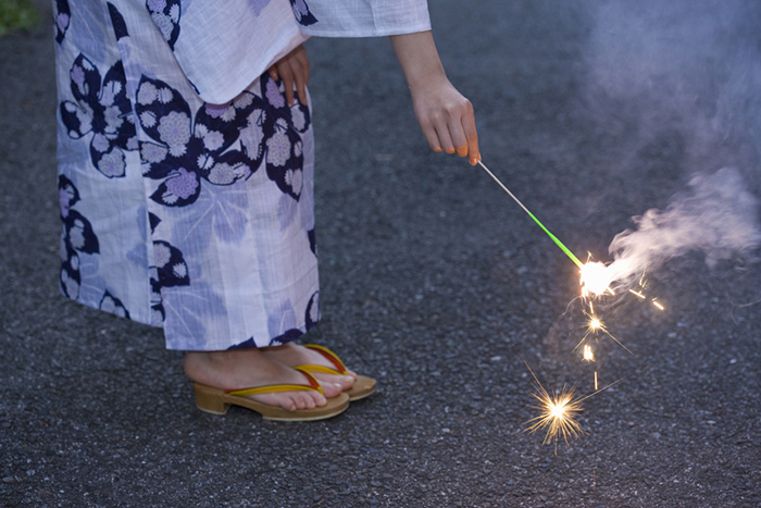 子どもの真剣な顔、笑顔をカシャッ！「手持ち花火」の撮影方法