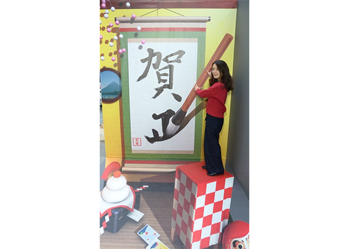 重い筆も軽々と！？書き初め風年賀状