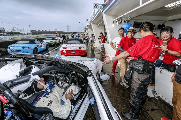 スタートしてから十数分後、雨脚が強まりコースの路面はドライからウェットに変化。