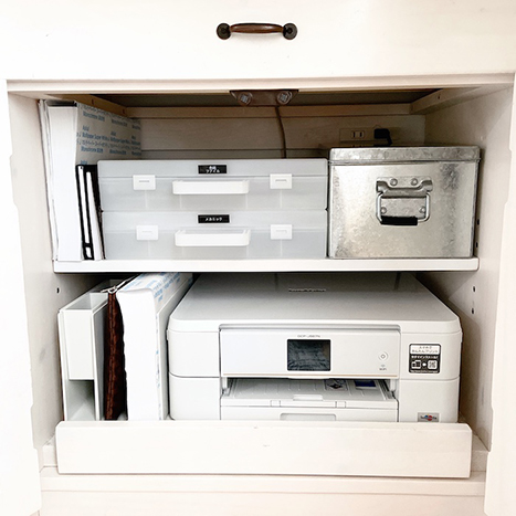 パソコン、ルーター、印刷用紙、周辺アイテムとの距離感