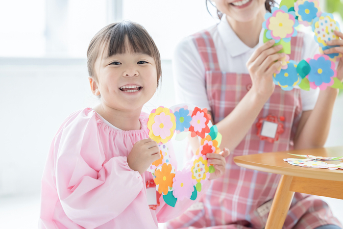 【保育園・幼稚園で使える！】ぱっと華やかにお部屋を素敵に演出する壁面装飾のコツ