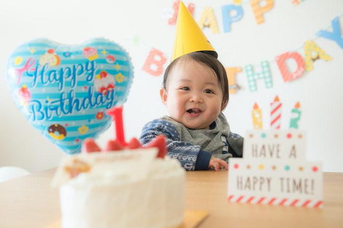 パーティーの帽子をかぶった子ども