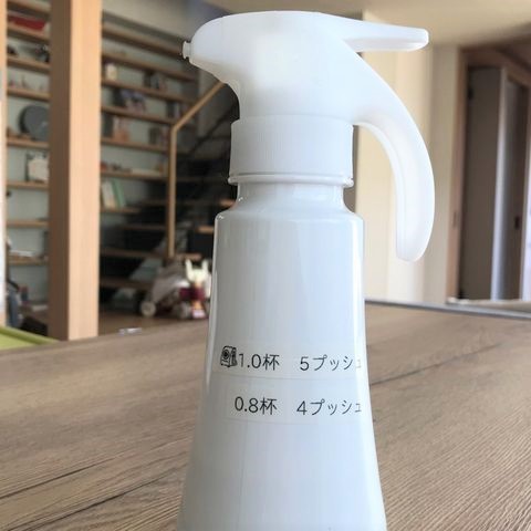 使用量が書かれたテープが貼った洗濯洗剤の容器