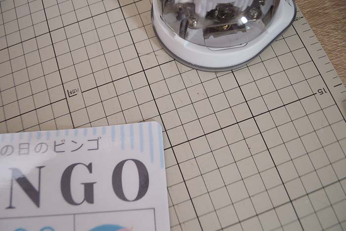 カードの角を丸くカットする2