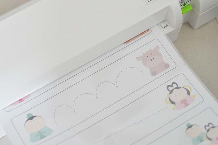 用紙の点線に沿って運筆練習をする2