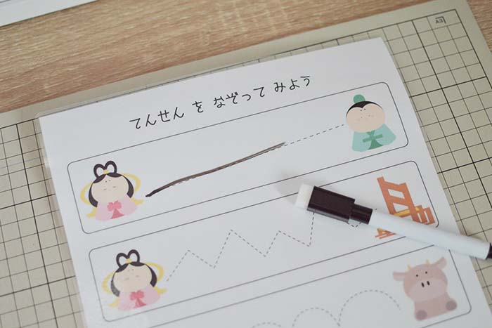 用紙の点線に沿って運筆練習をする3