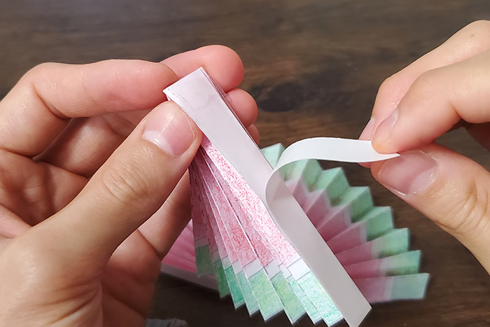 両面テープで3つのパーツをつなぐ1