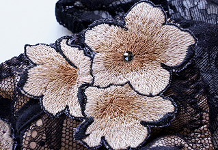 繊細なタッチのお花刺繍