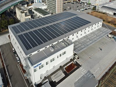 港第1倉庫の屋上に設置された太陽光パネル
