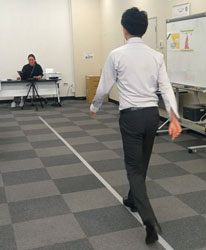 からだ測定会での歩行姿勢測定の様子