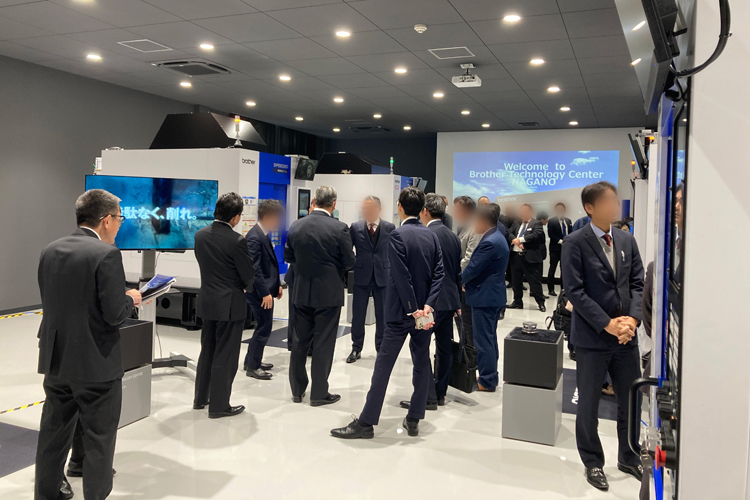 ショールームエリアで開催された開所式の様子